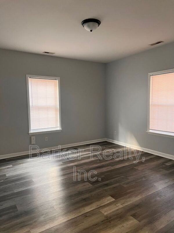 606 - Photo 3 of 20