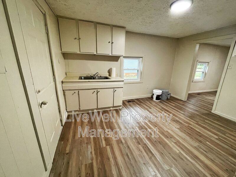 412 E 6th St - Photo 7 of 10