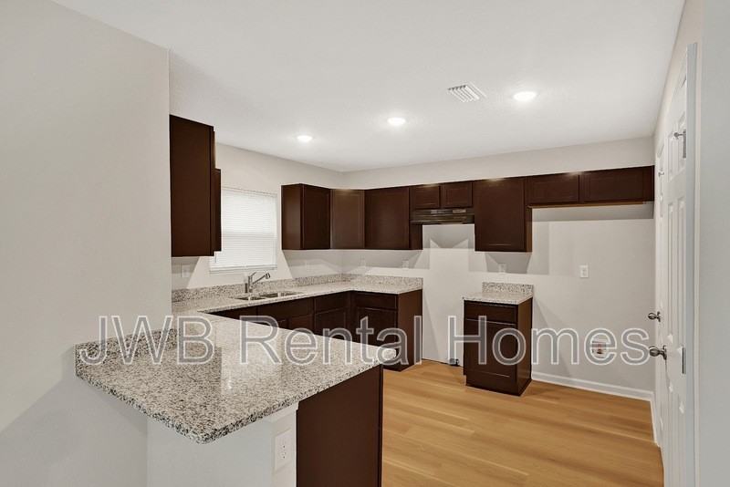 1655 Windle St - Photo 2 of 14