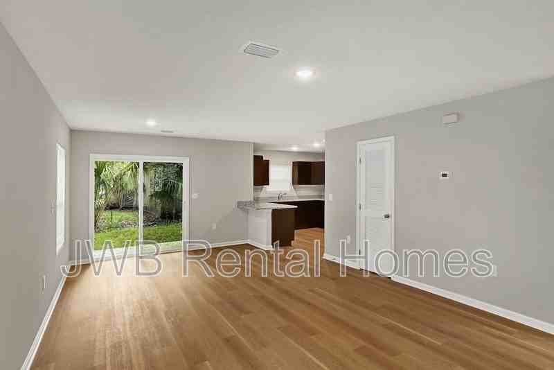 1655 Windle St - Photo 4 of 14