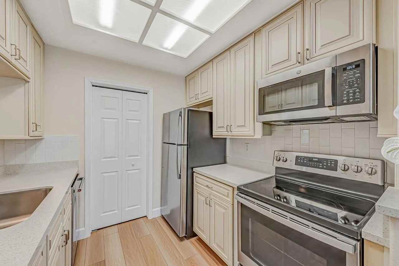 980 Lake Isabella Way - Photo 4 of 12