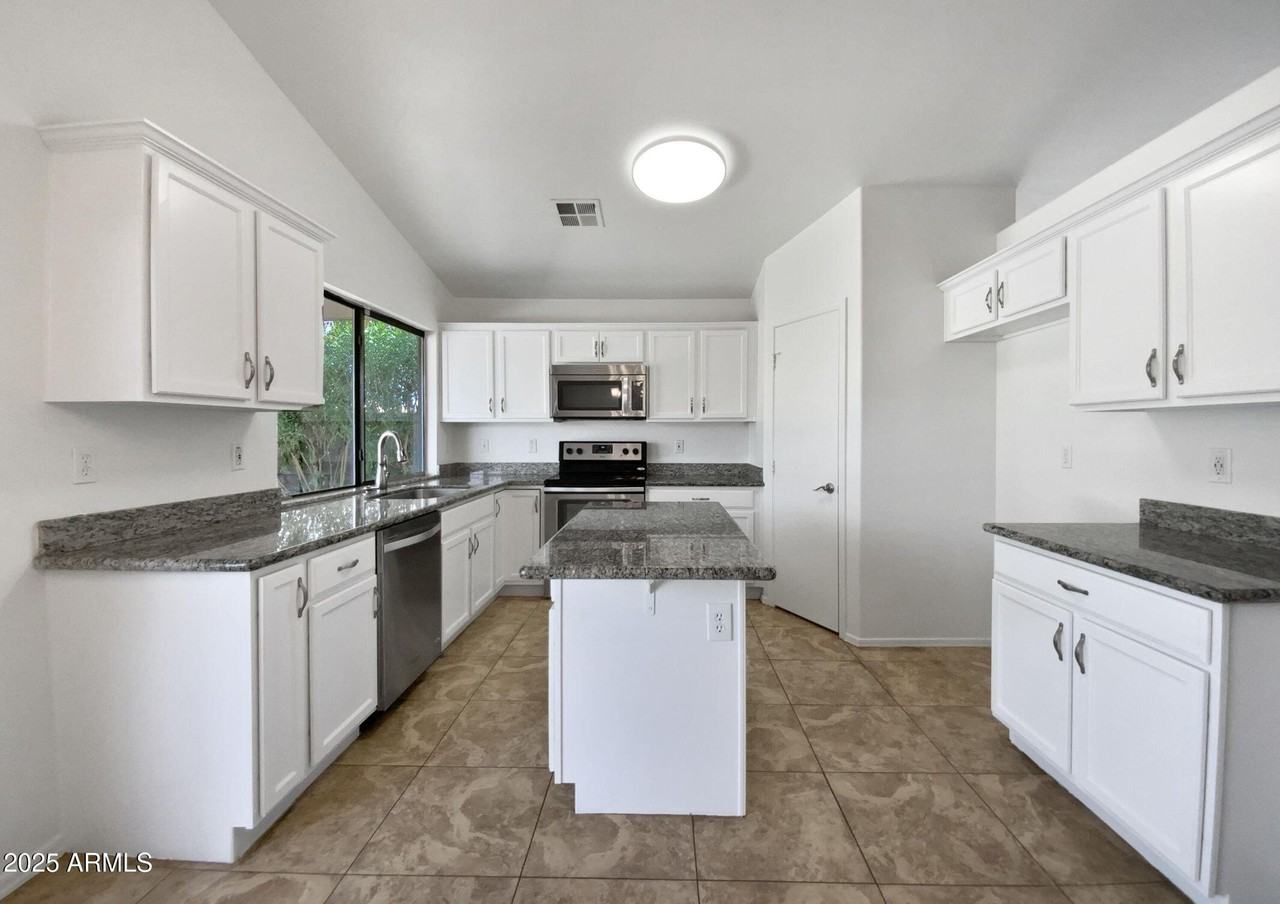 1488 W Page Ave - Photo 3 of 7