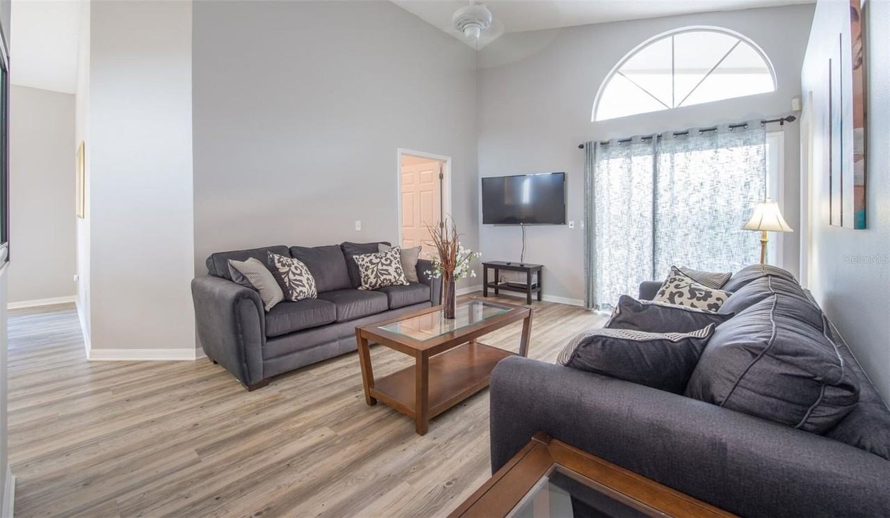 211 Aylesbury Ln - Photo 2 of 13