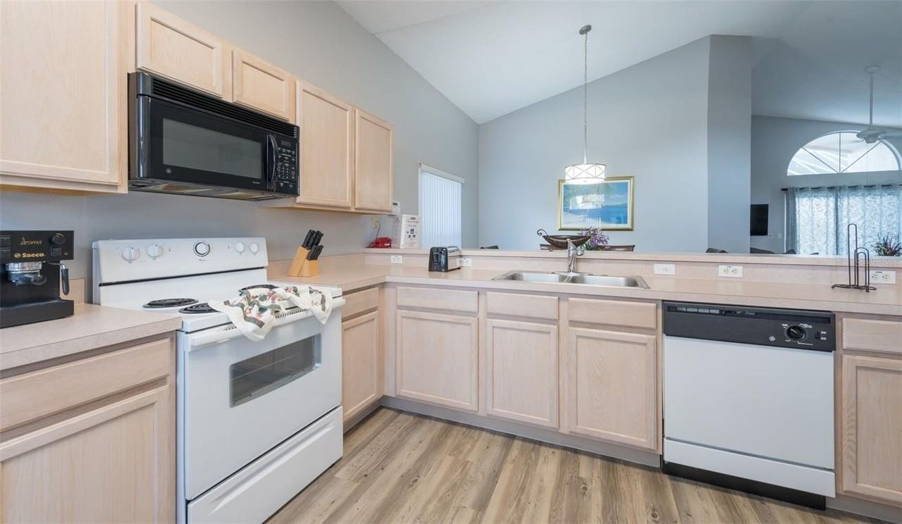 211 Aylesbury Ln - Photo 3 of 13