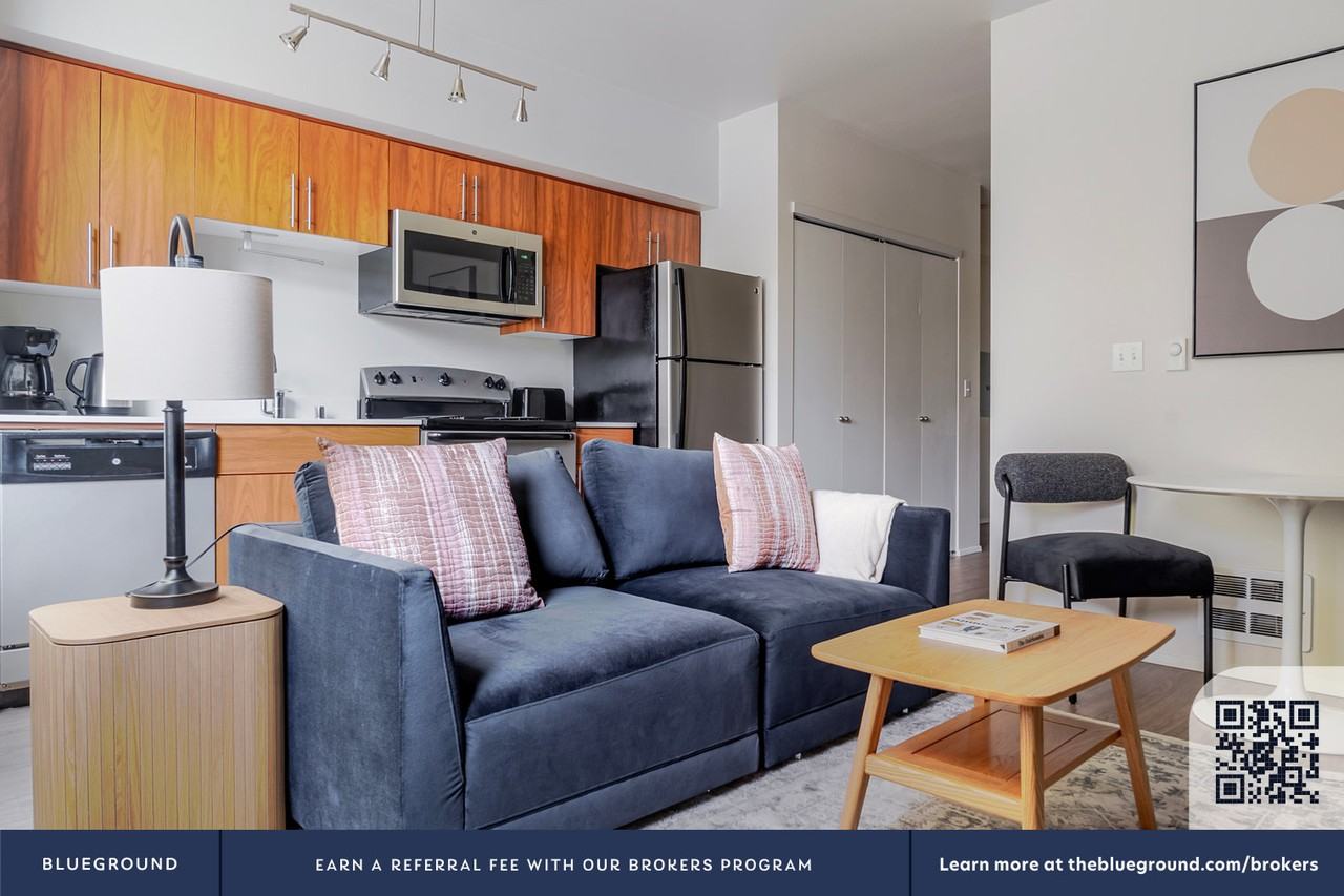 4302 7th Avenue Northeast #915 - Photo 5 of 22