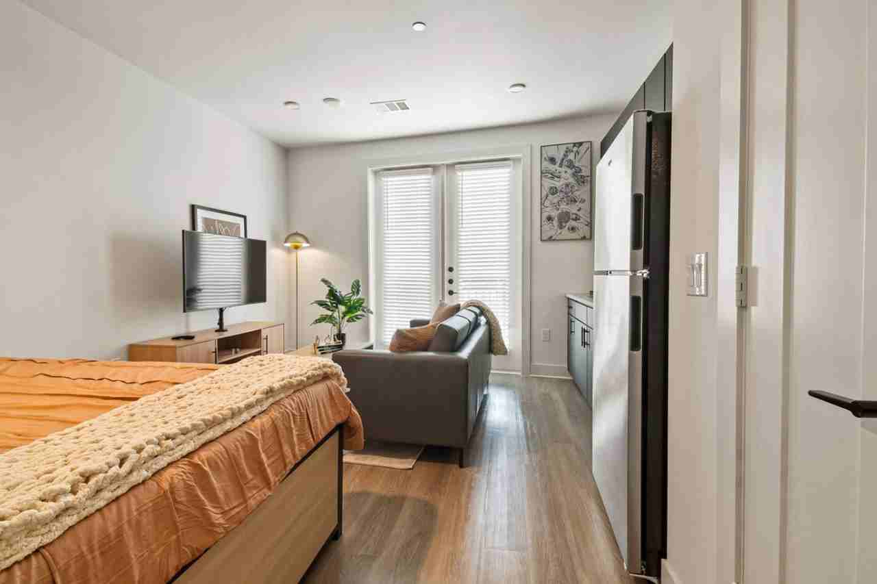 701 Richmond Ave #1335750P - Photo 2 of 44