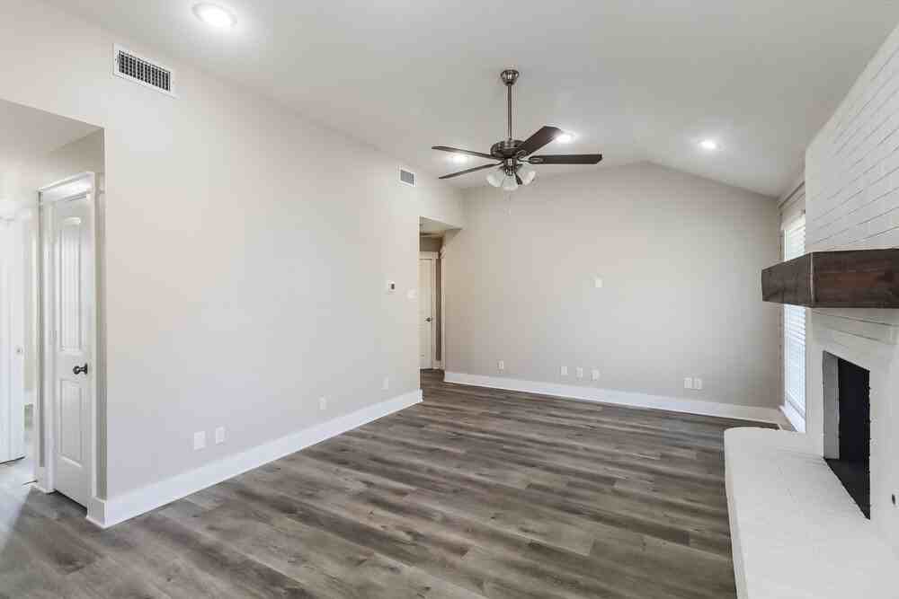 601 E 6th St - Photo 4 of 16