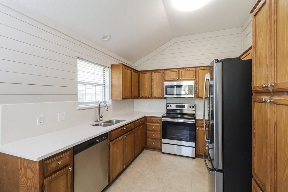 601 E 6th St - Photo 6 of 16