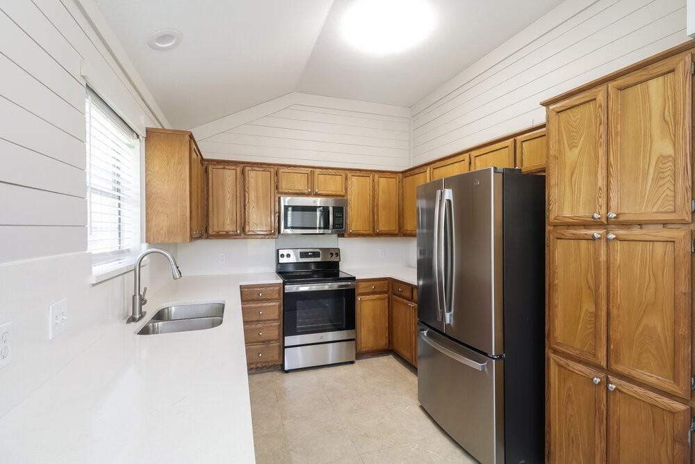 601 E 6th St - Photo 7 of 16