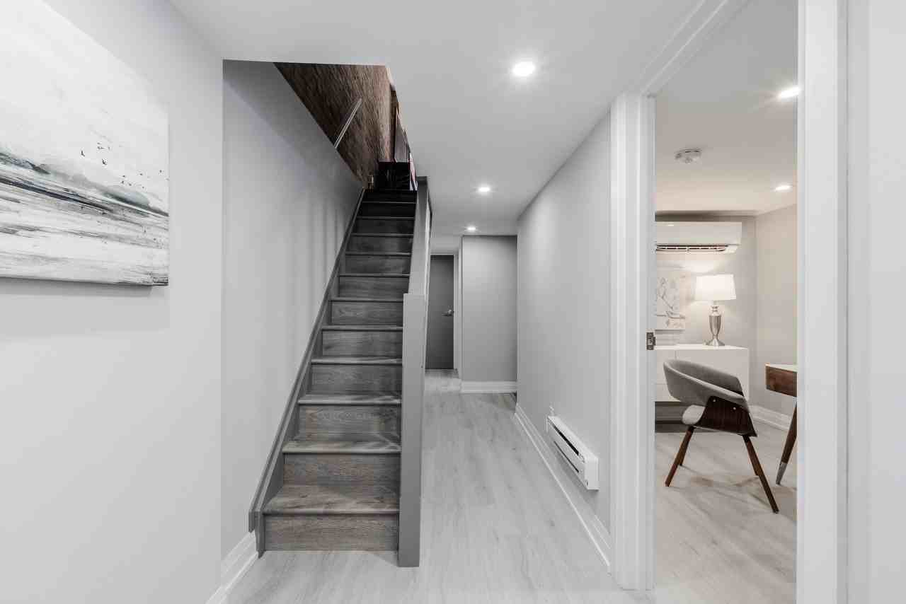 576 Lansdowne Avenue - Photo 4 of 11