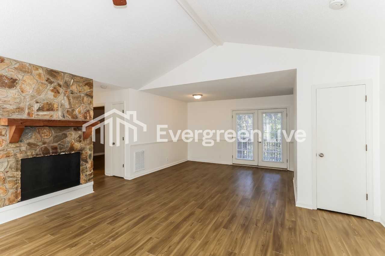 1028 Thurmond Street - Photo 4 of 16