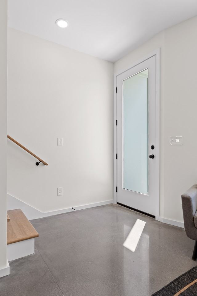 105 E Oldham Ave - Photo 3 of 28