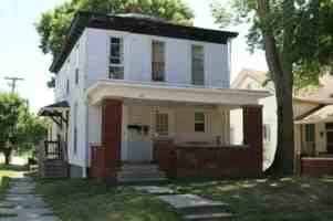 featured image of 117 E College St