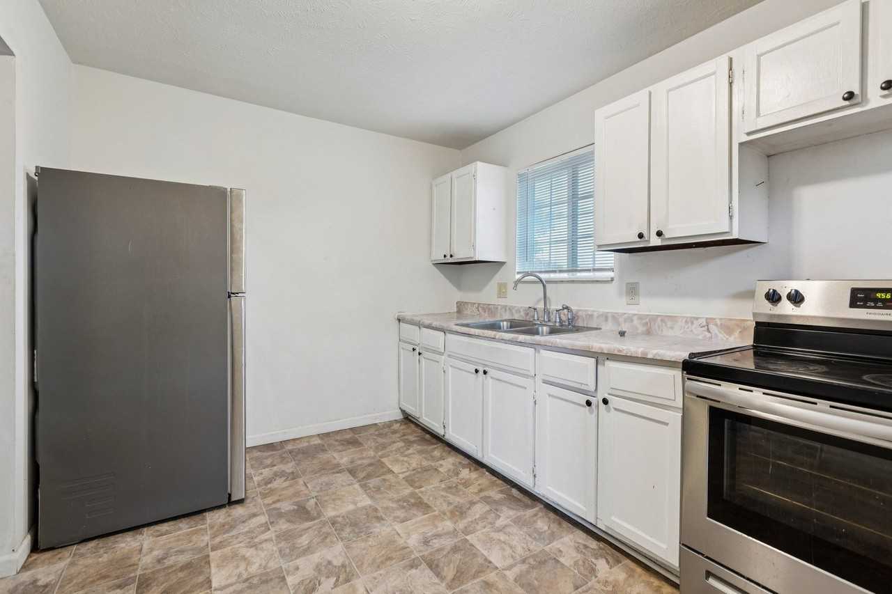 14009 Weir St - Photo 6 of 22
