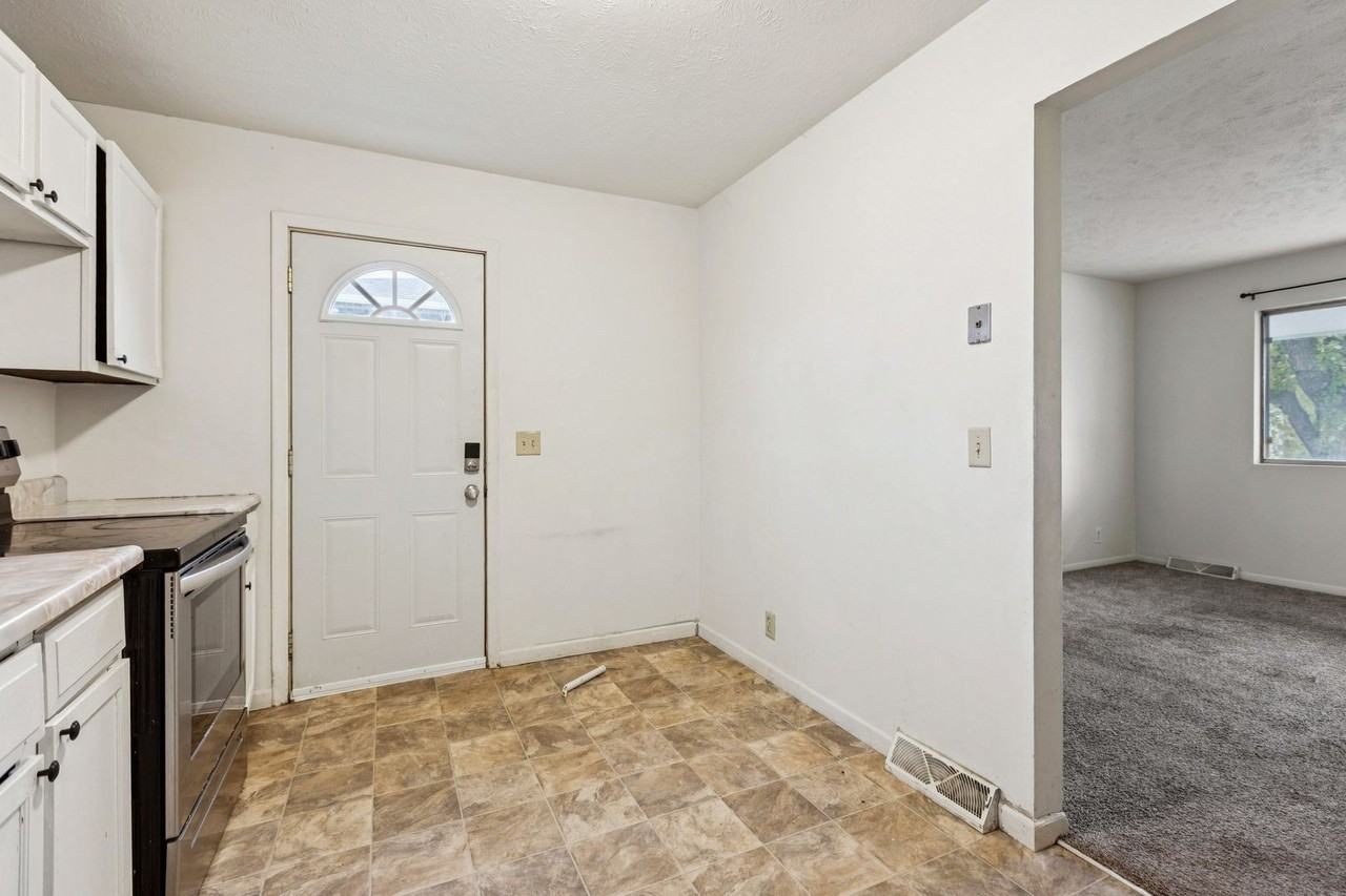 14009 Weir St - Photo 7 of 22