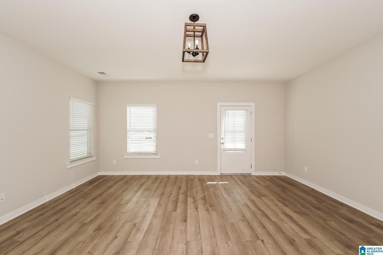 142 Kings Way - Photo 2 of 16