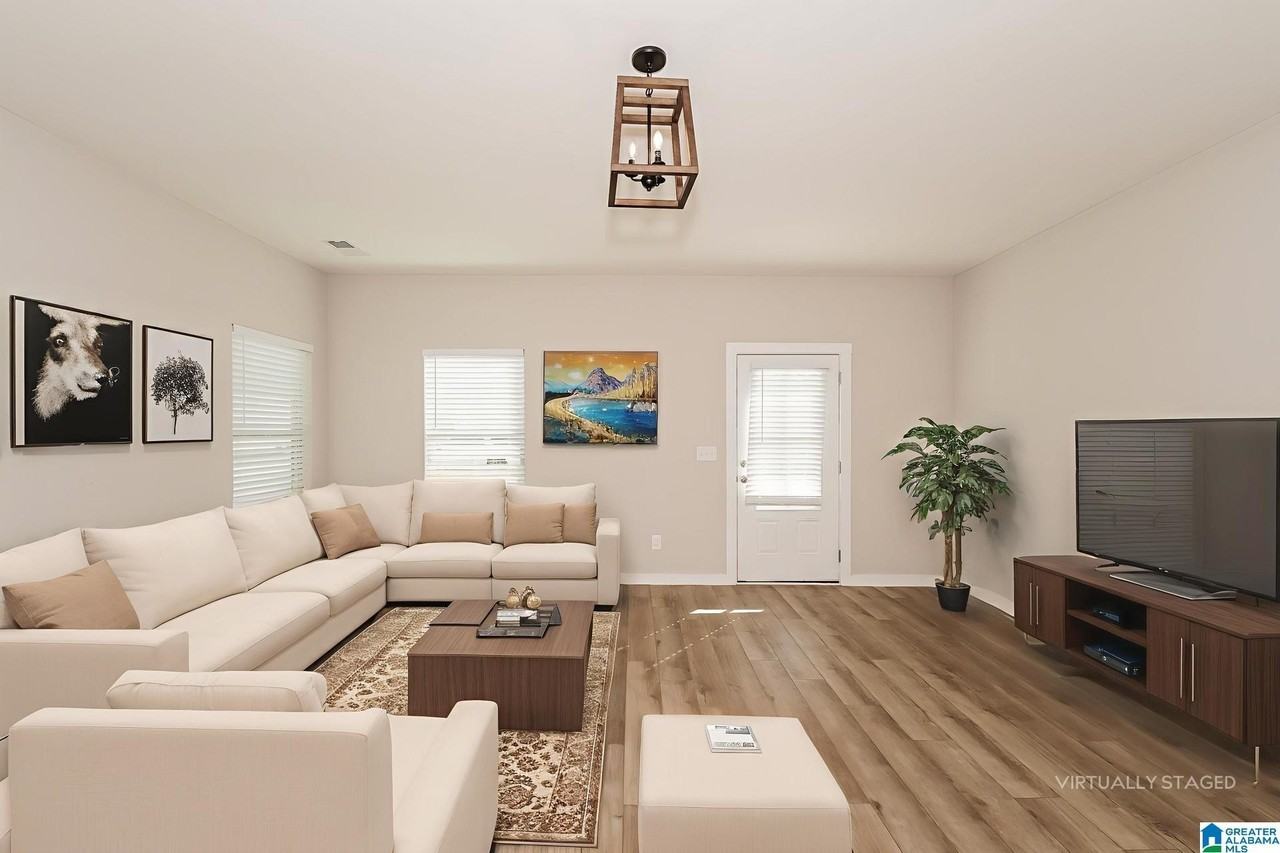 142 Kings Way - Photo 3 of 16