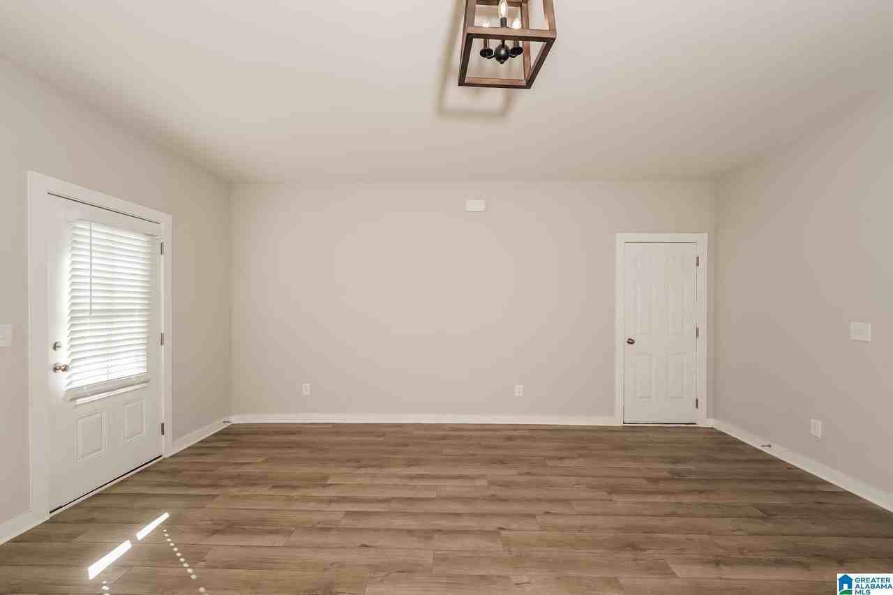 142 Kings Way - Photo 4 of 16