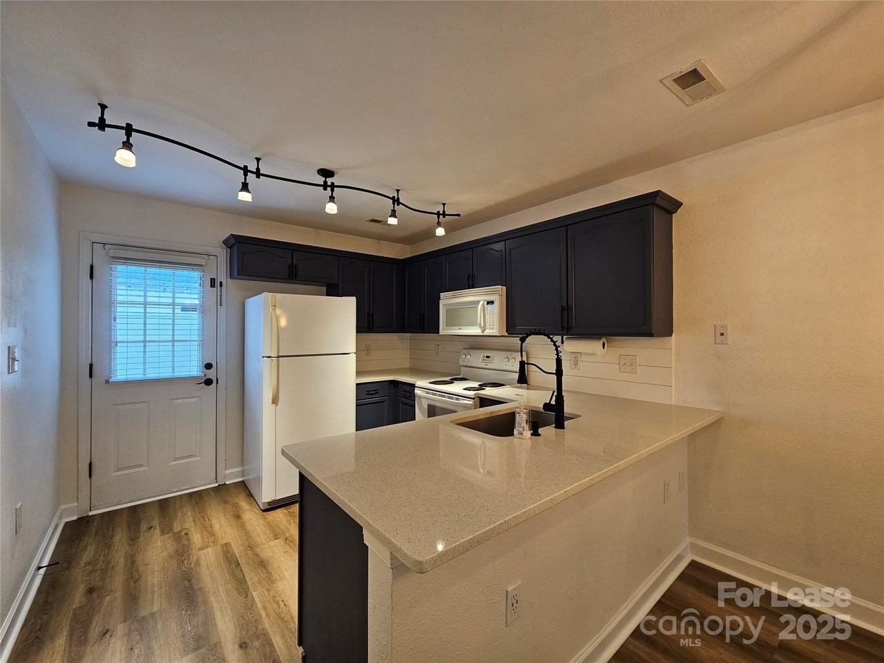 2039 Shady Pond Dr - Photo 4 of 17