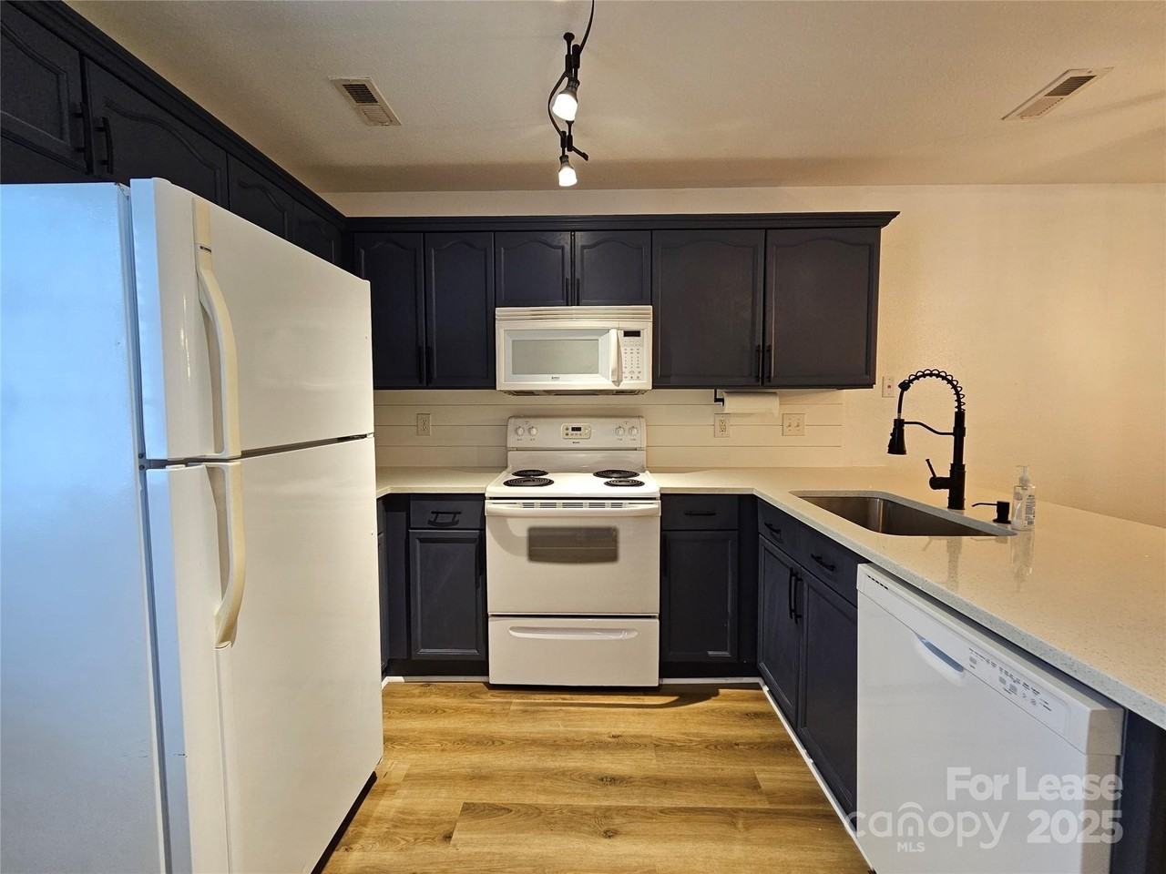 2039 Shady Pond Dr - Photo 5 of 17