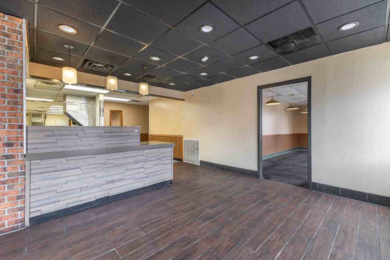 1098 University Ave - Photo 3 of 26