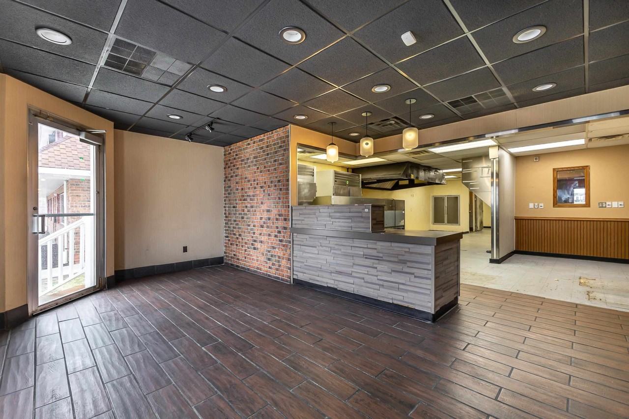 1098 University Ave - Photo 5 of 26