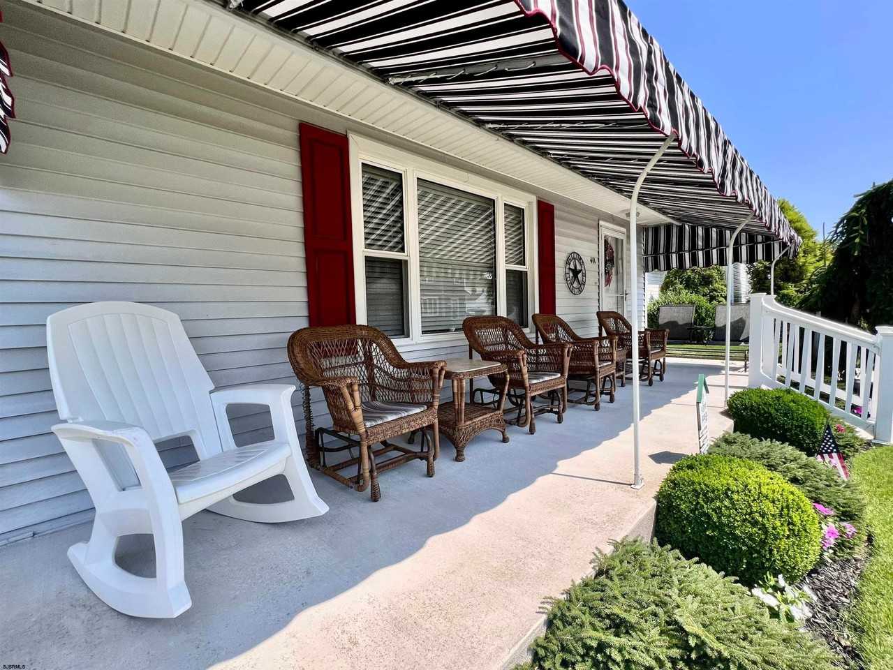 411 N Delavan Ave - Photo 4 of 28