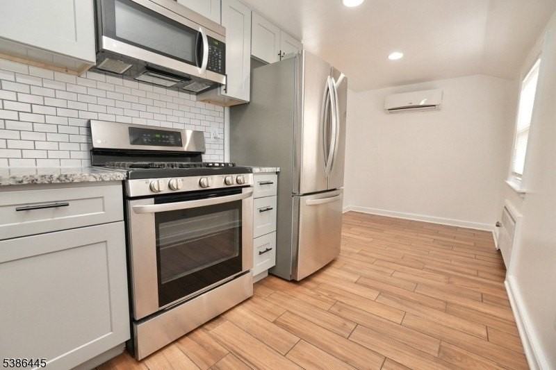 36 Derwent Ave 2nd Fl - Photo 4 of 17