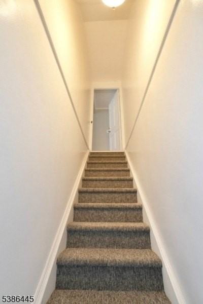 36 Derwent Ave 2nd Fl - Photo 6 of 17