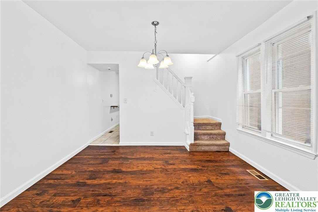 921 Ridge St - Photo 4 of 34