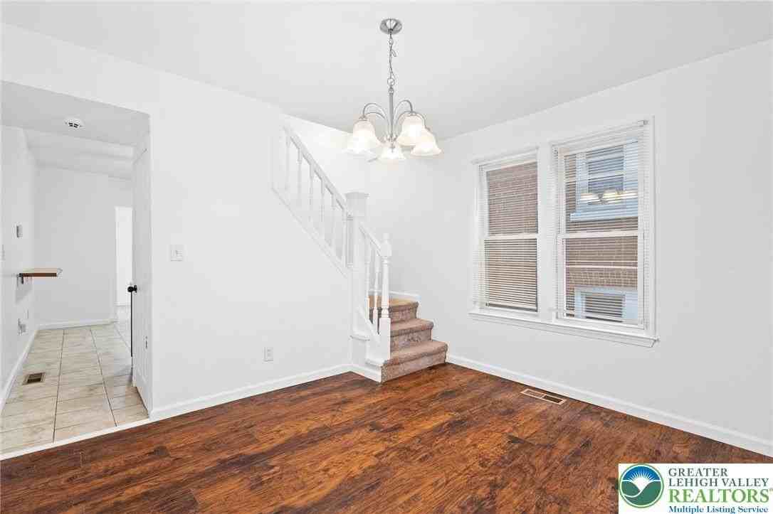 921 Ridge St - Photo 7 of 34