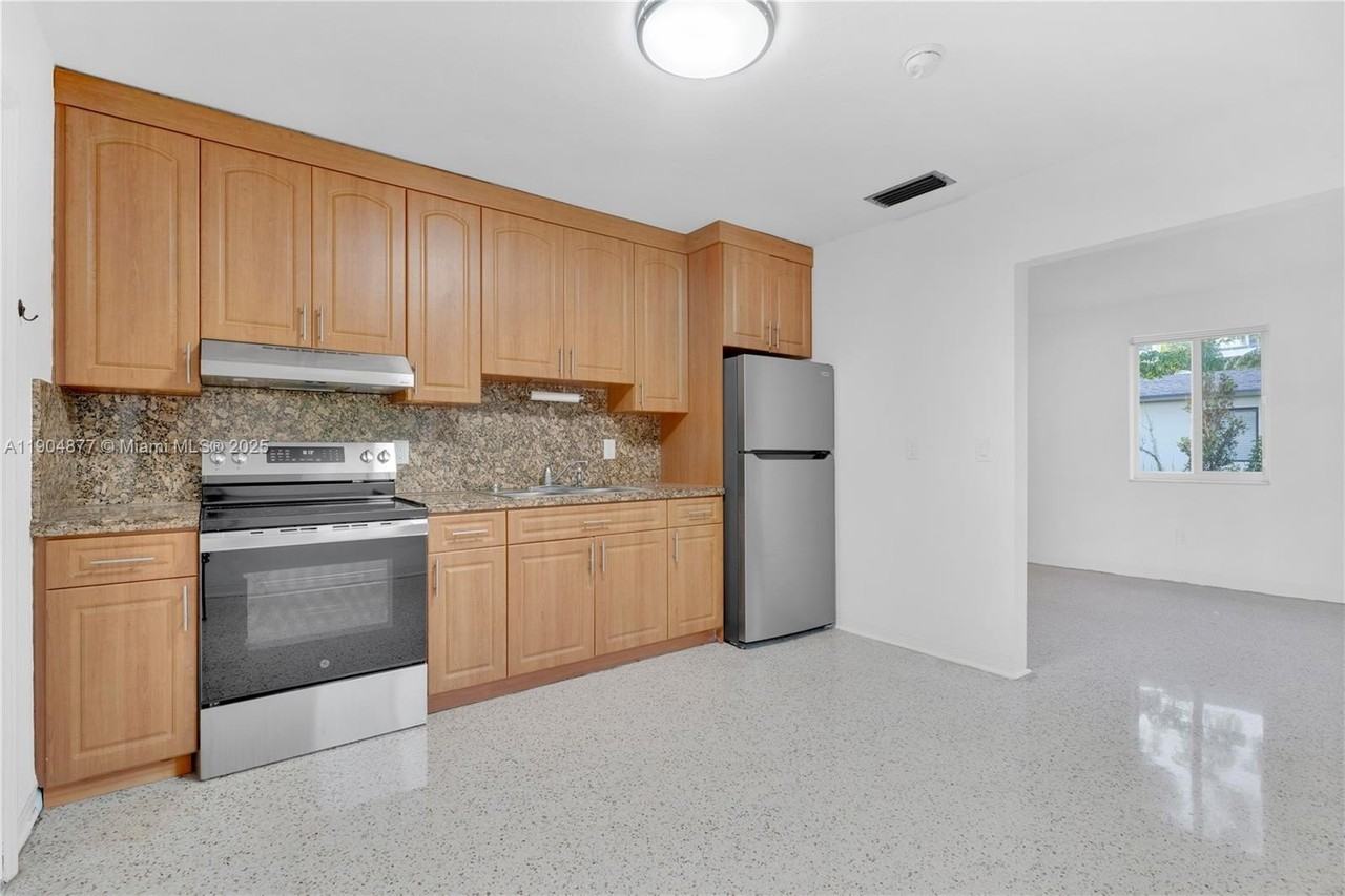 2931 Sw 39th Ave #0 - Photo 3 of 27