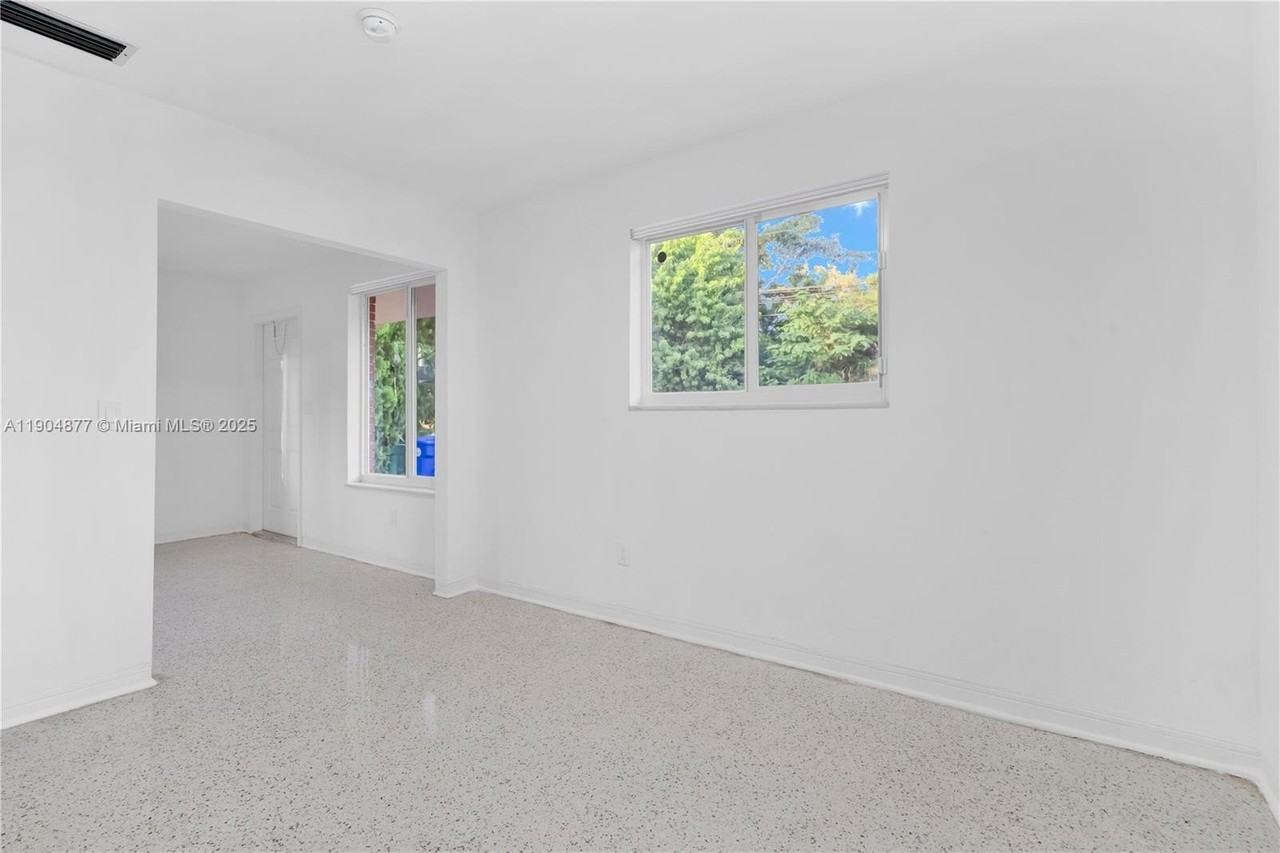 2931 Sw 39th Ave #0 - Photo 6 of 27