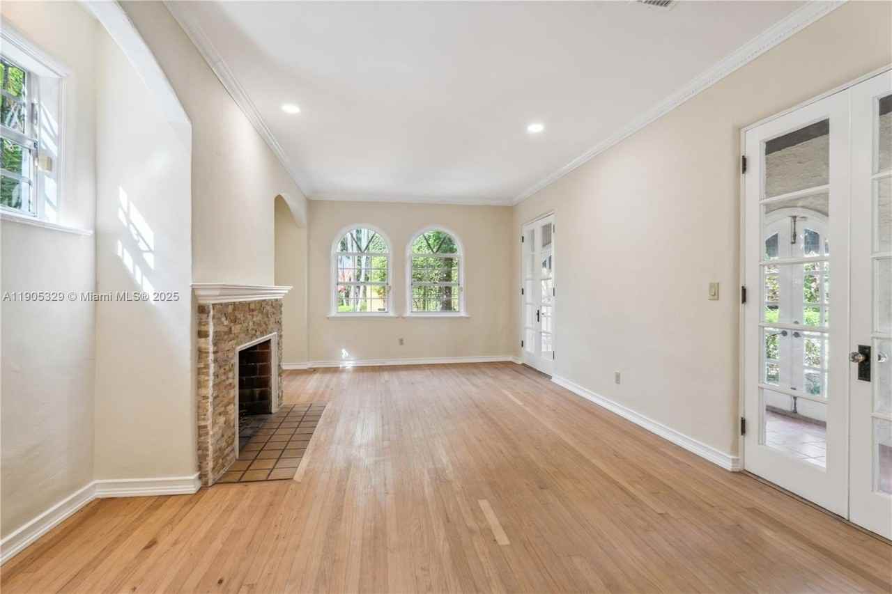 1231 Ferdinand St - Photo 4 of 20