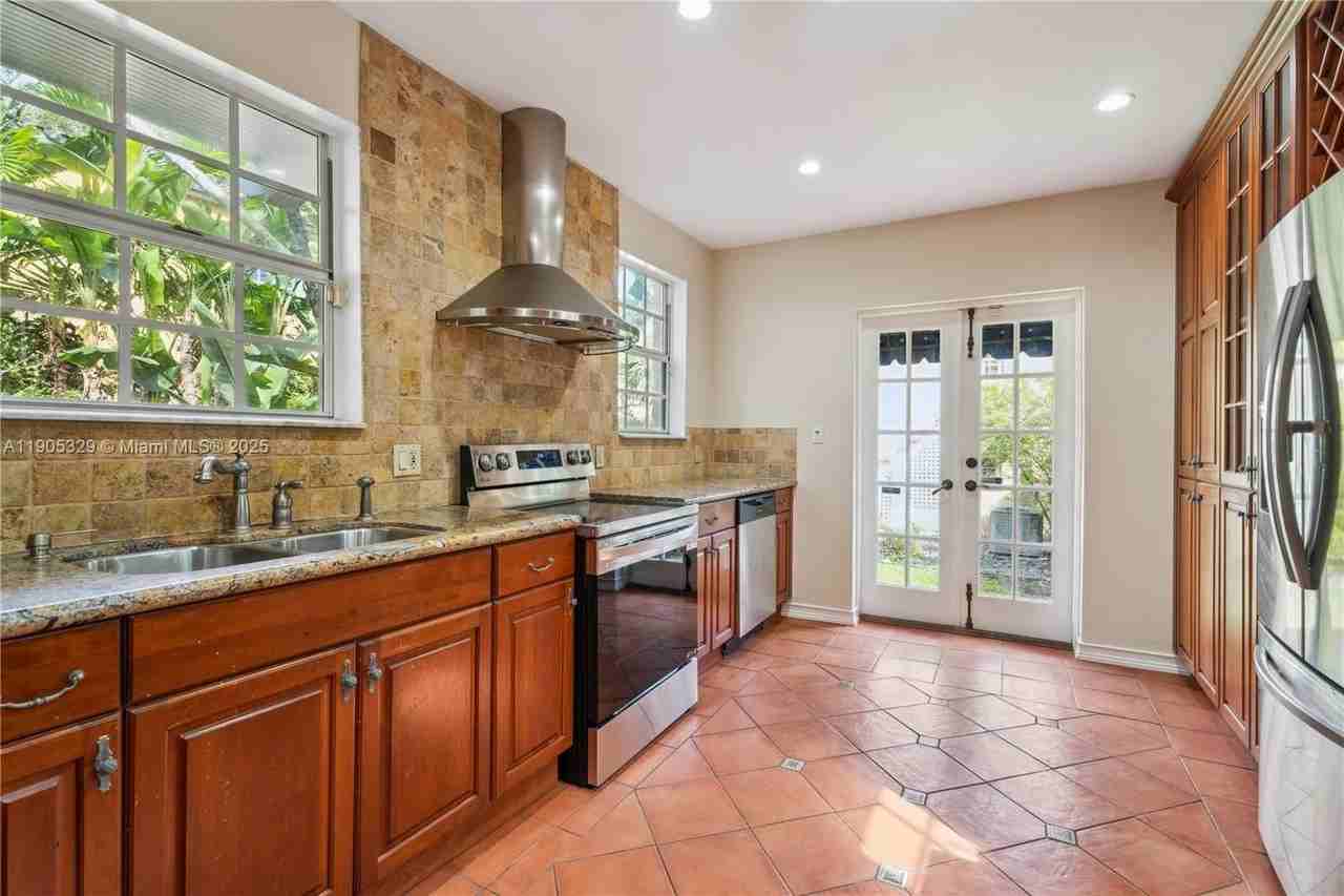 1231 Ferdinand St - Photo 5 of 20