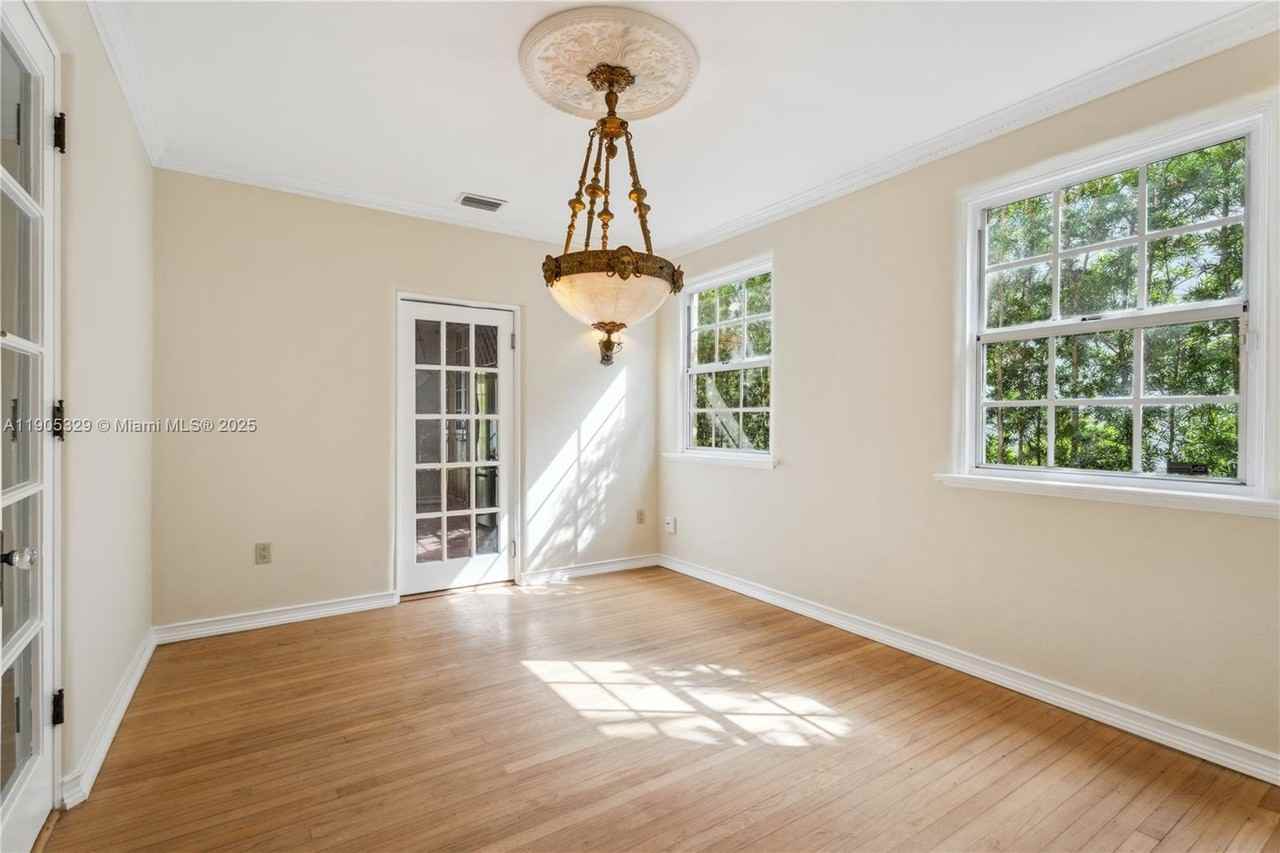 1231 Ferdinand St - Photo 6 of 20