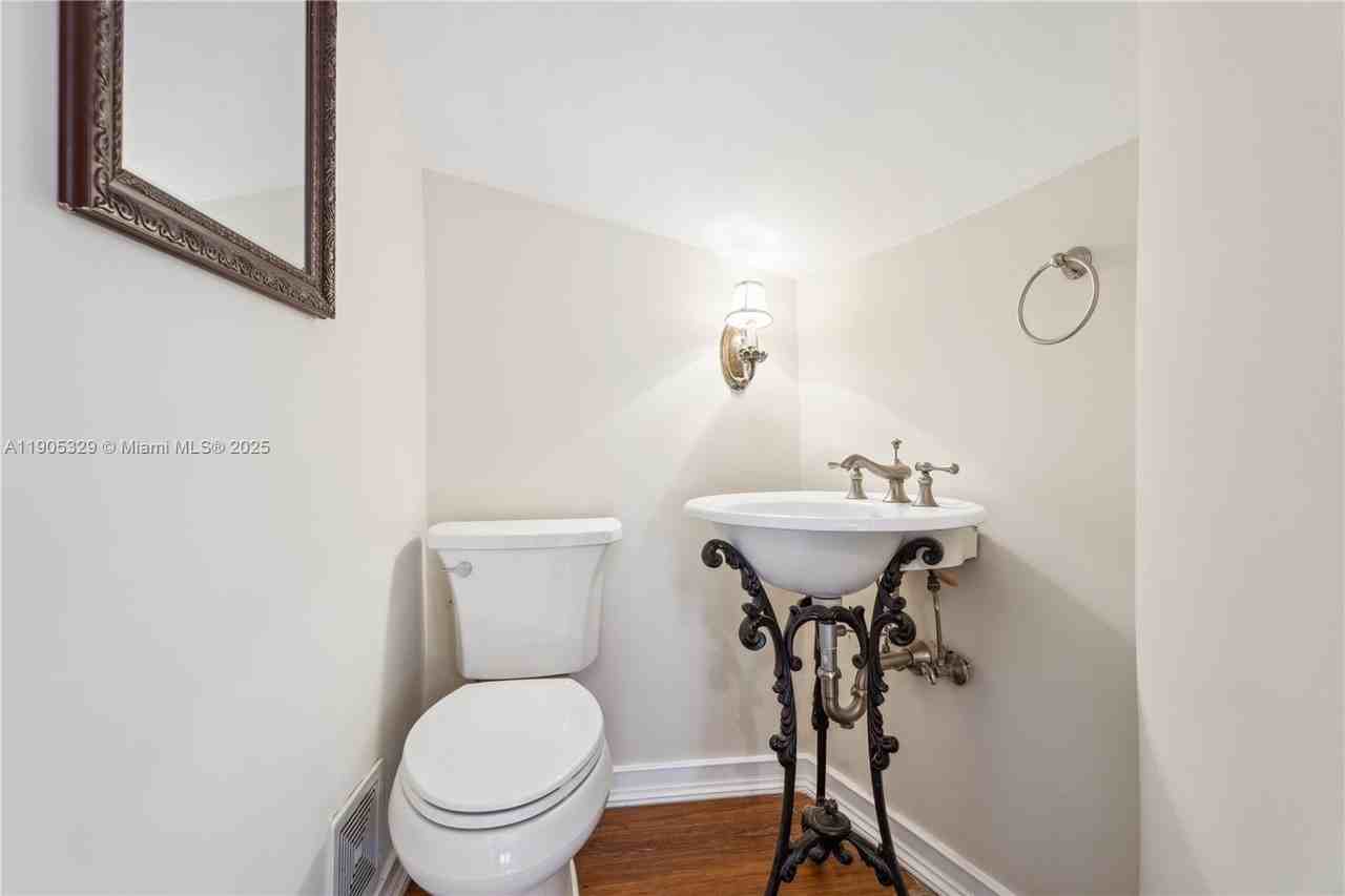 1231 Ferdinand St - Photo 7 of 20