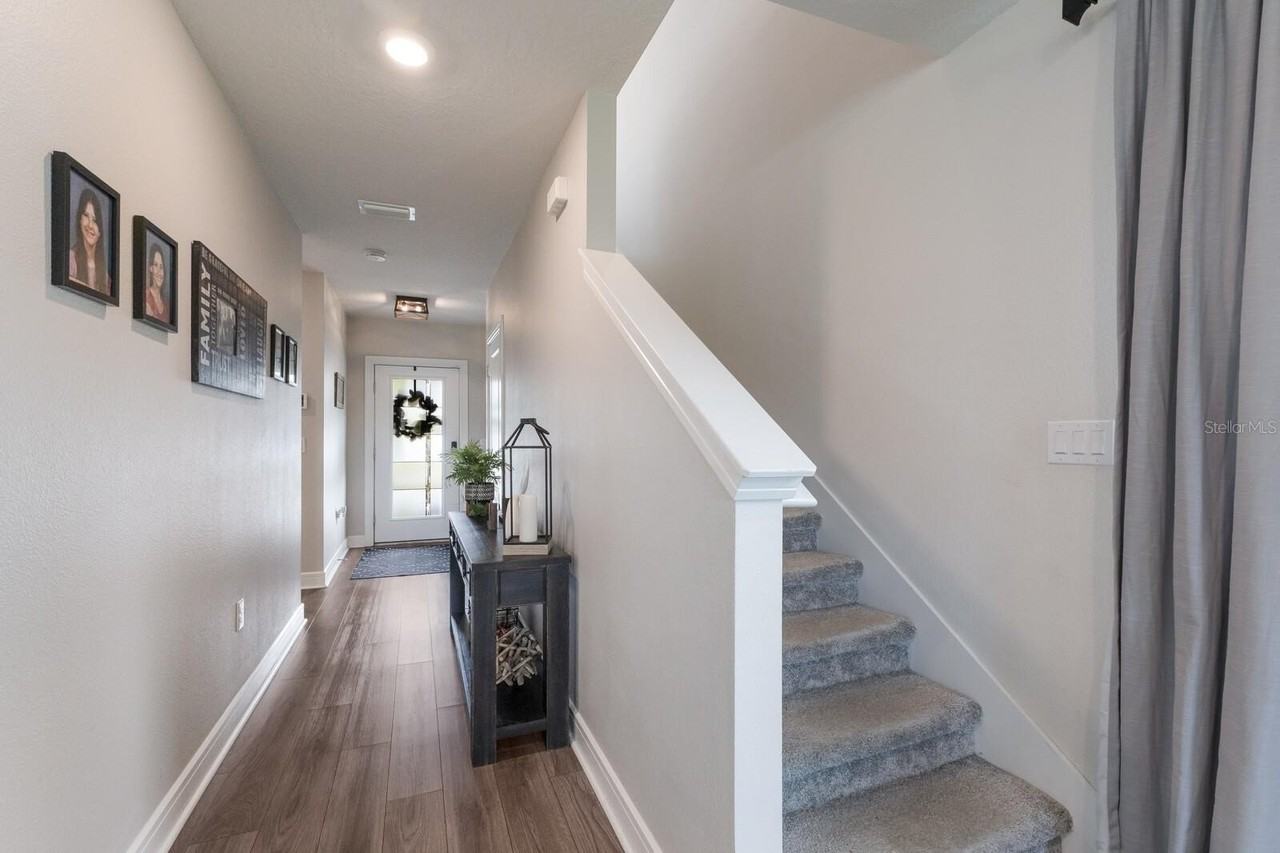 8985 Royal River Cir - Photo 4 of 50