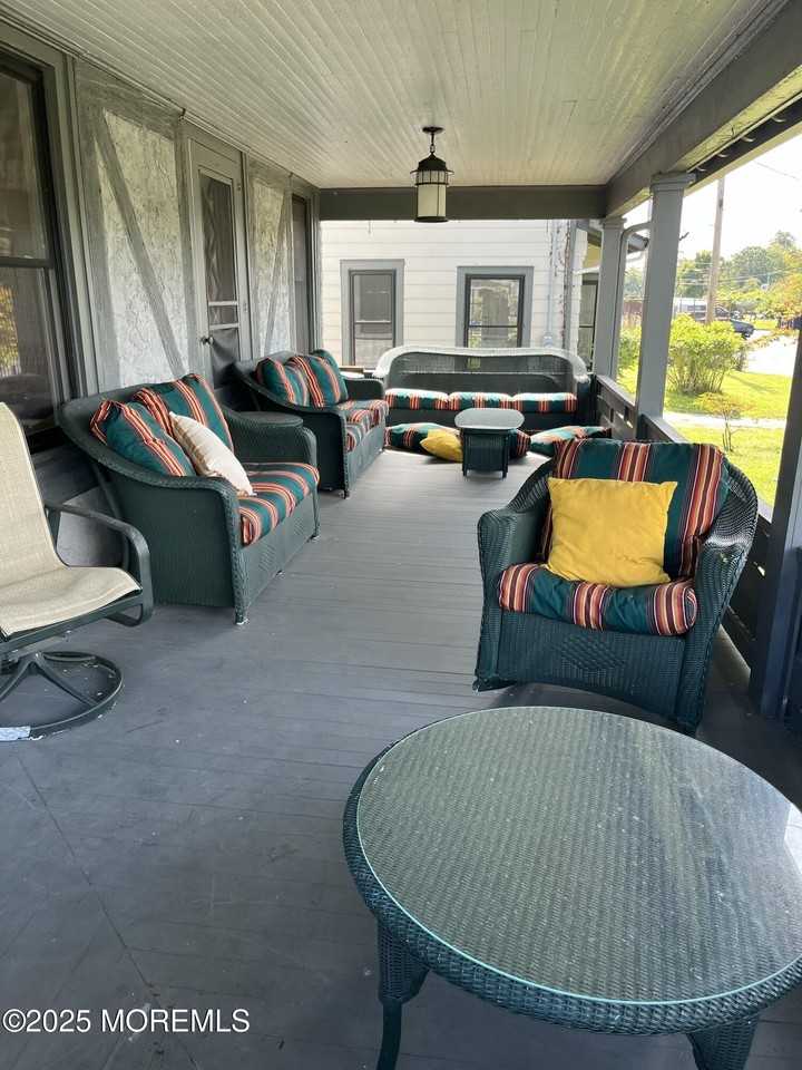 404 Lake Dr - Photo 2 of 8