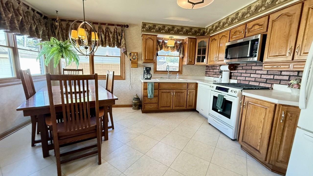 12913 Crestbrook Ct - Photo 2 of 19