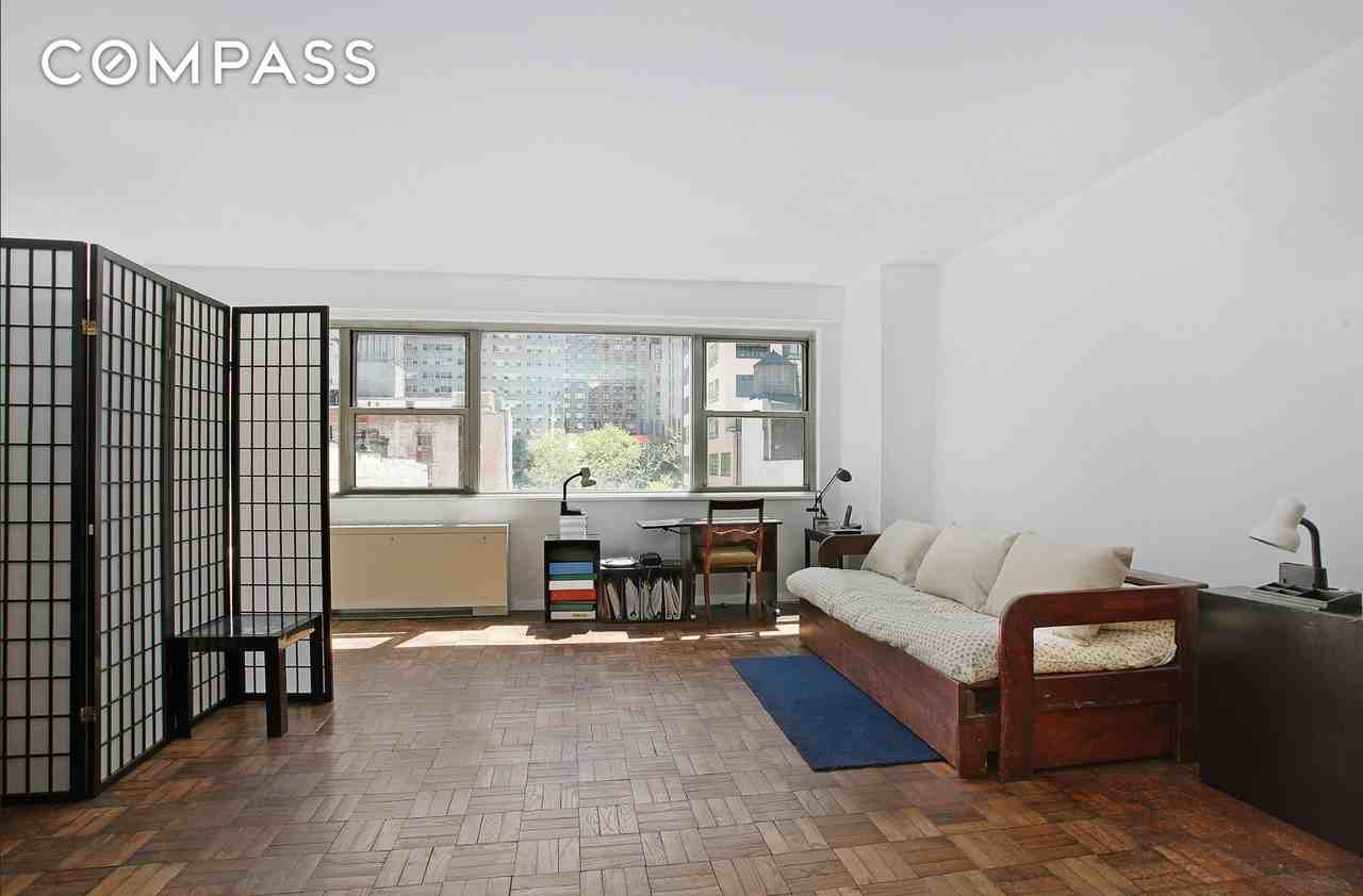 321 East 48th Street #7F - Photo 4 of 6