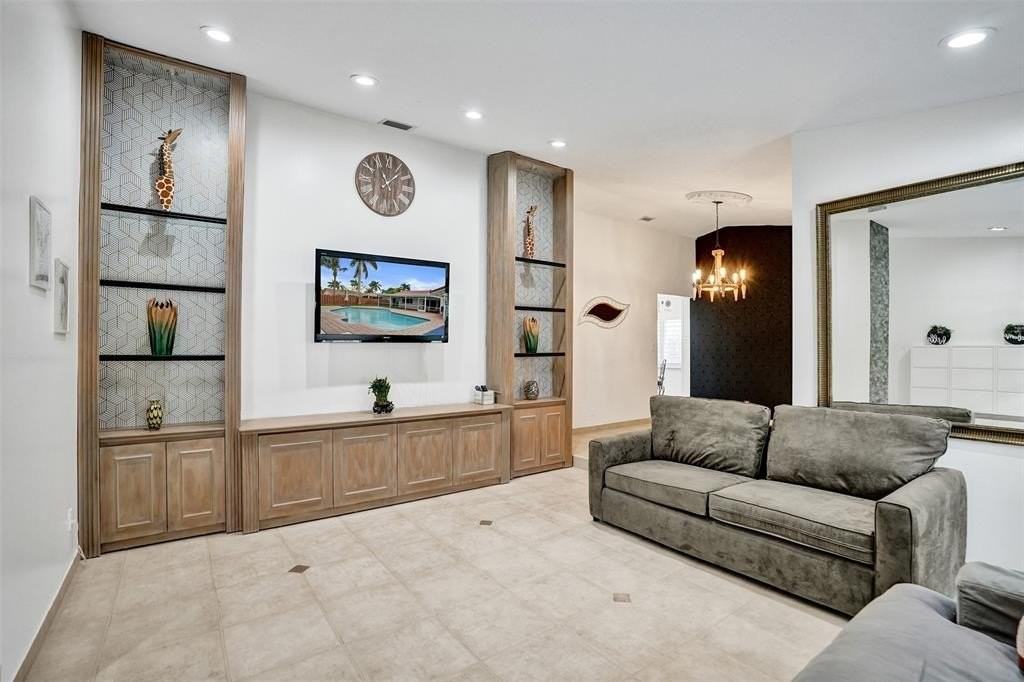 9540 Nw 13th St - Photo 4 of 39