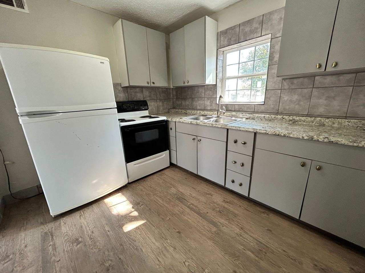 1313 25th St - Photo 2 of 9