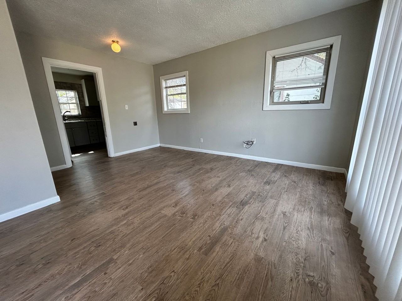 1313 25th St - Photo 3 of 9