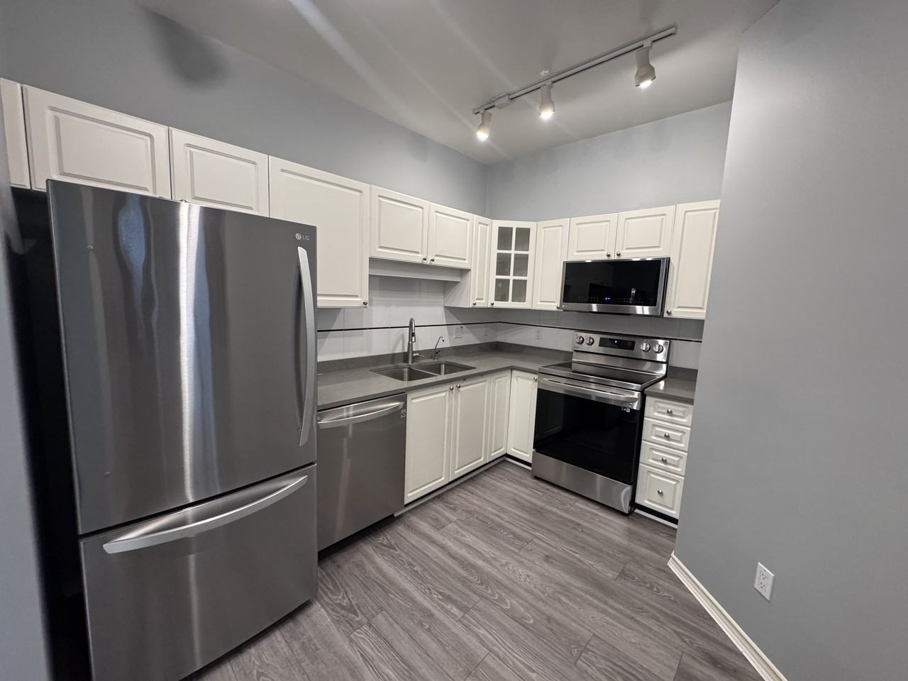 8100 Jones Road #413 - Photo 4 of 16