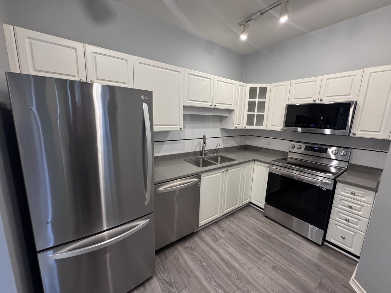 8100 Jones Road #413 - Photo 5 of 16