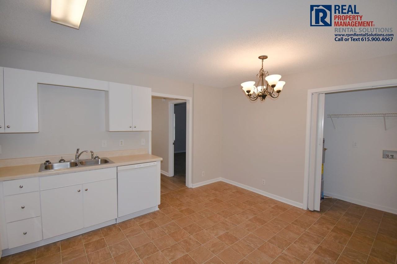 1932 Edinburgh Ln - Photo 7 of 19