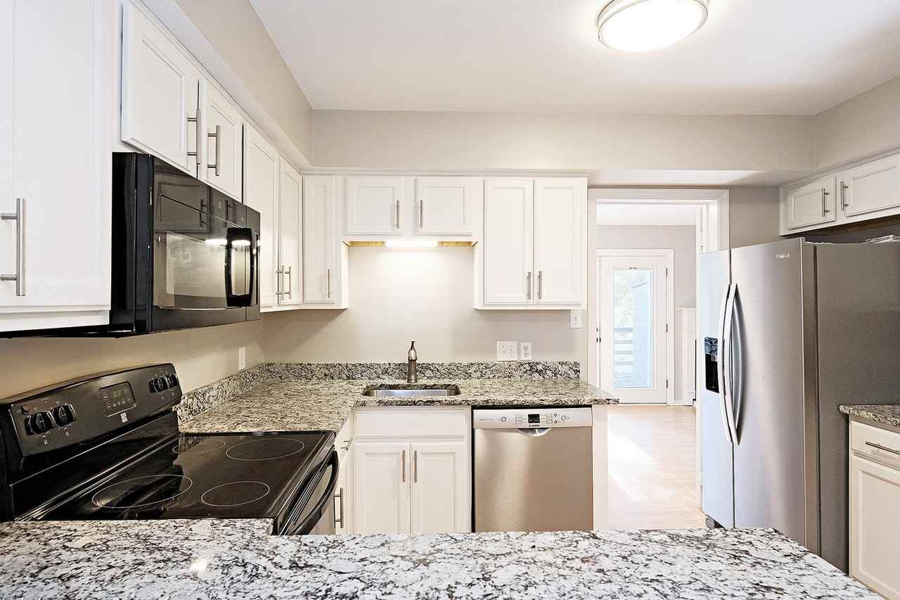 1032 Cheshire Ct - Photo 3 of 22