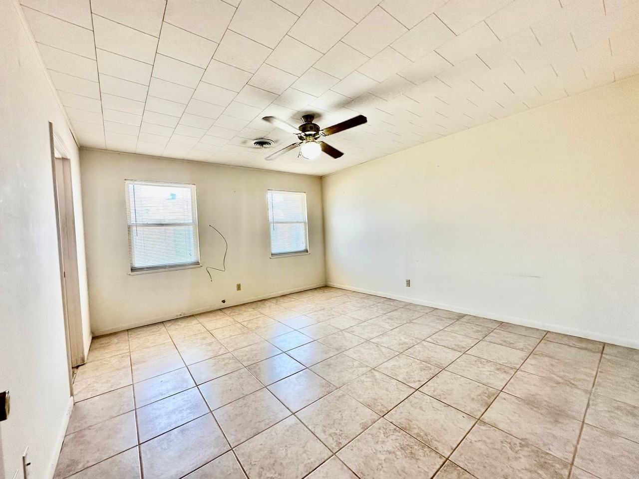 903 Lois St - Photo 2 of 7