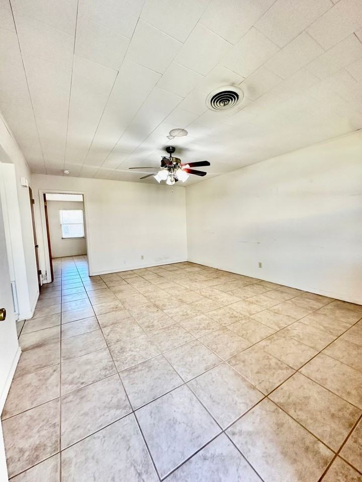 903 Lois St - Photo 3 of 7